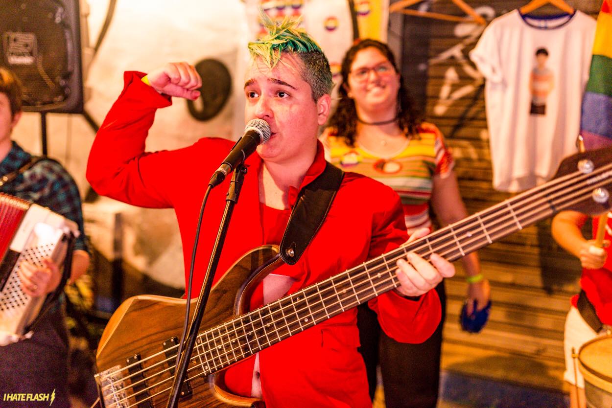 Sempre que pode, a musicista Renata Salles também foca o seu consumo em marcas ou grupos que promovem a igualdade social integral (Foto: Arquivo pessoal)