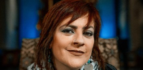 Mesmo com a voz afetada pela doença, ela conseguiu gravar o disco através de uma técnica chamada sonificação (Foto: Divulgação)