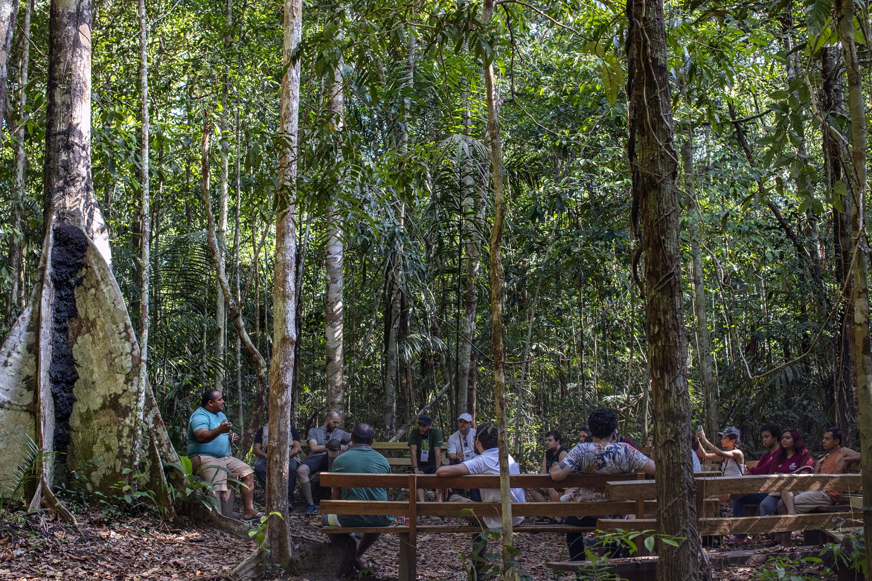 oberto Brito, ex -madeireiro que agora trabalha com turismo comunitário, fala para jornalistas participantes do 13º Enecob sobre a Comunidade Tumbira, na RDS do Rio Negro (Foto: Marizilda Cruppe)