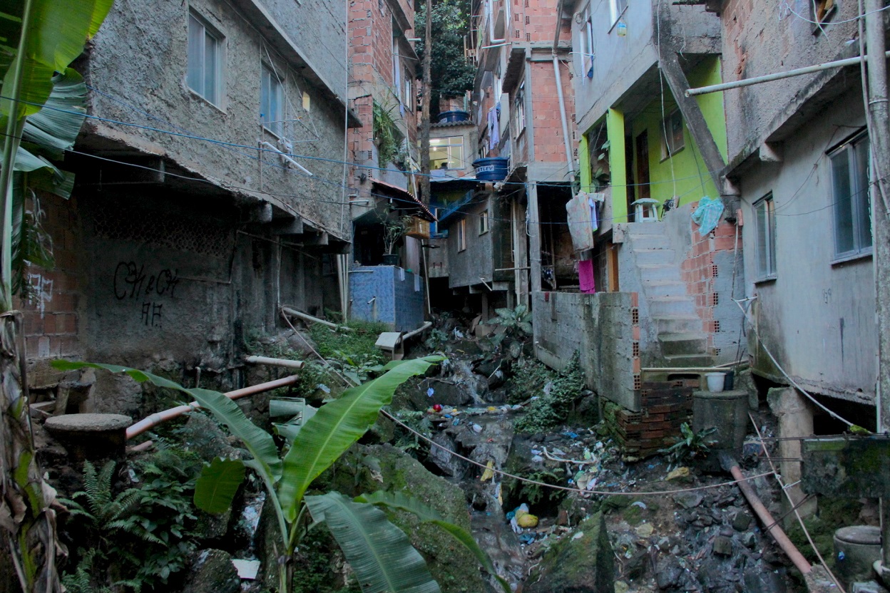 A falta de espaço entre as casas da Rocinha foi um dos temas parcialmente enfrentados nas obras do PAC. Foto Michel Silva