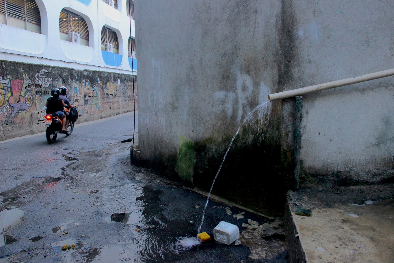 Esgoto correndo a céu aberto nas vielas da Rocinha. Problema sem solução. Foto Michel Silva