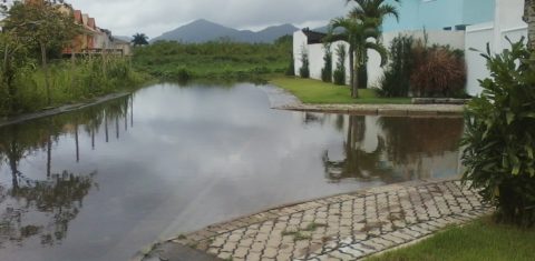 Inundação em condomínio de casas, em Vargem Pequena: região de brejo impõe dificuldades para construção civil.Foto Divulgação/Canagé Vilhena