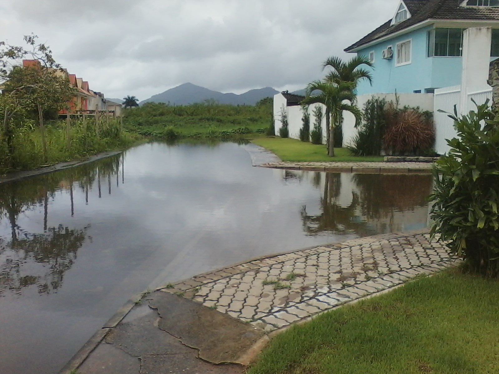 Foto Divulgação/Canagé Vilhena Inundação em um loteamento irregular de casas, em Vargem Pequena: região de brejo impõe dificuldades para construção civil. Foto Divulgação/Canagé Vilhena