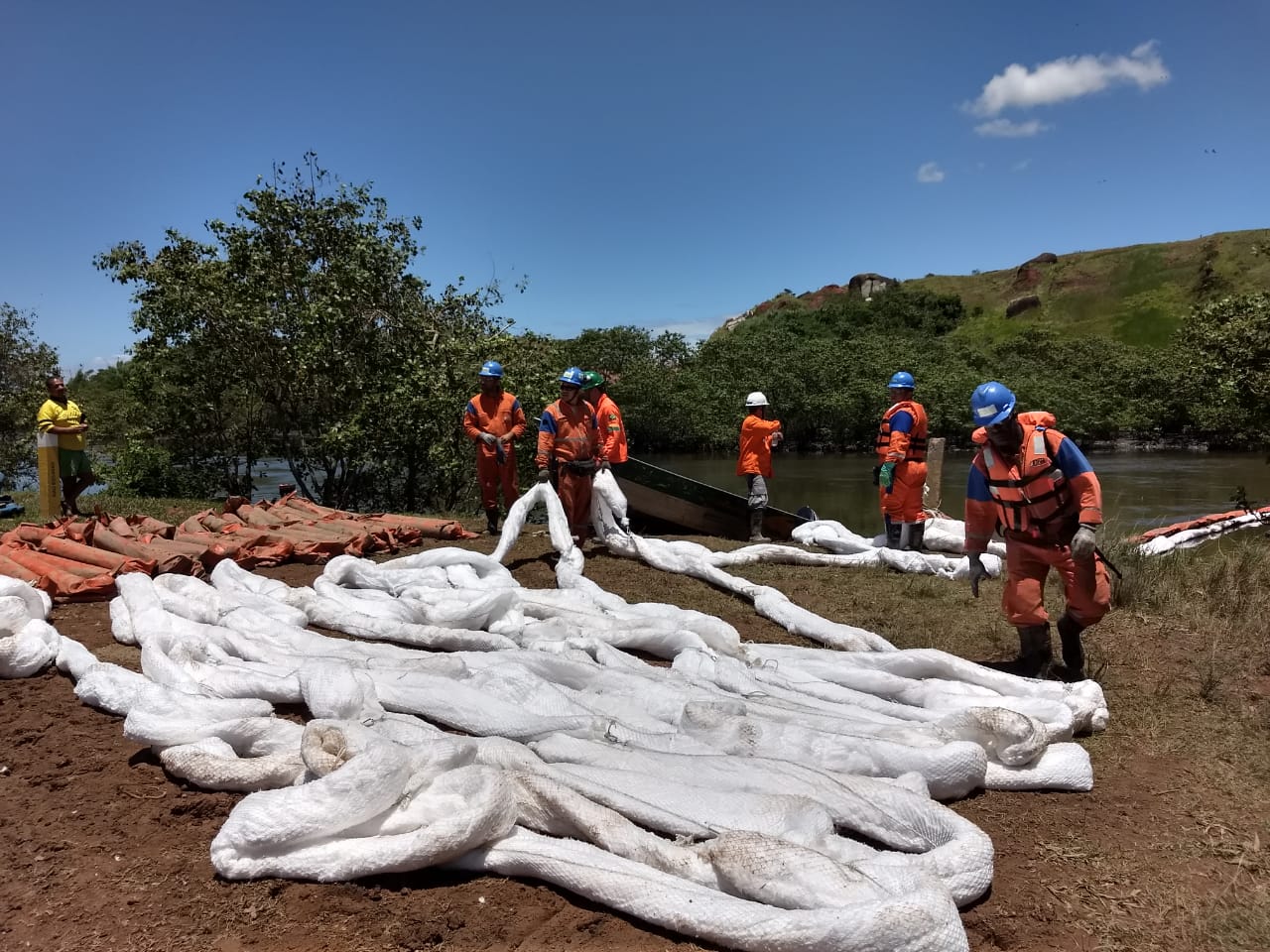 Equipe trabalhando às margens do Rio Estrela (Foto Associação Homens e Mulheres do Mar da Baía de Guanabar)