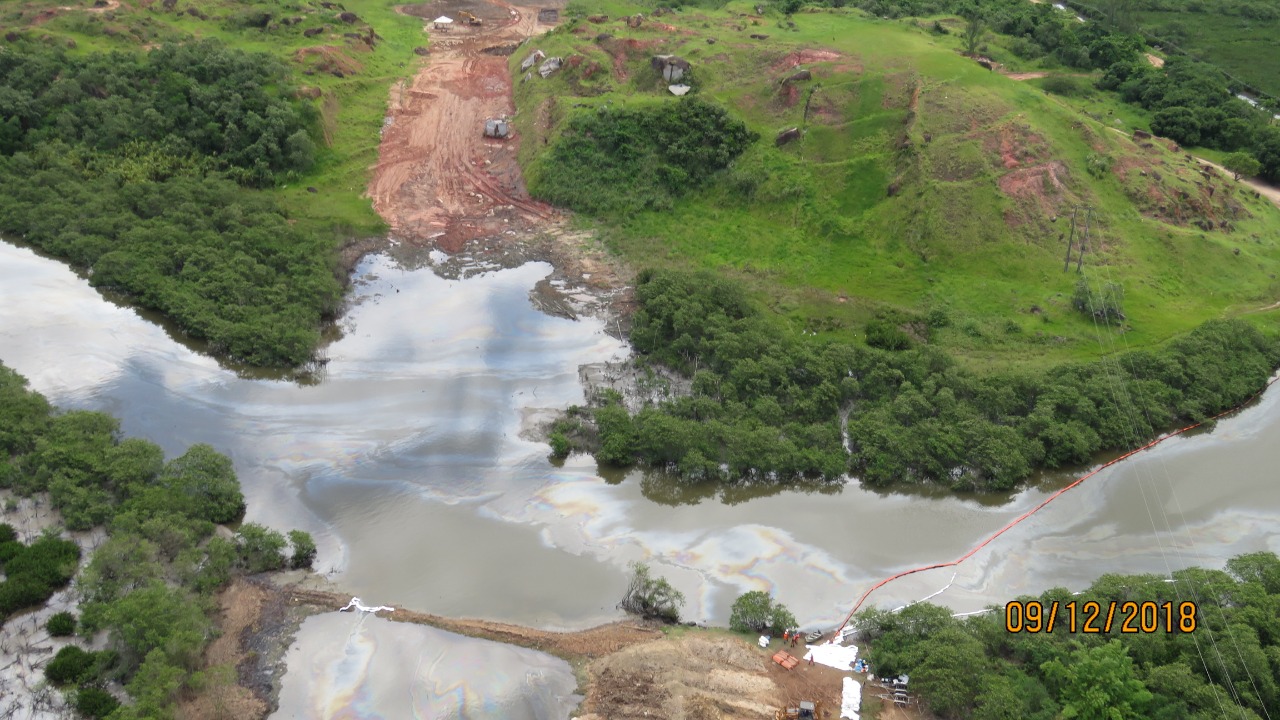 O rio Estrela tomado por óleo neste domingo - 9/12 (Foto ICMBIO)