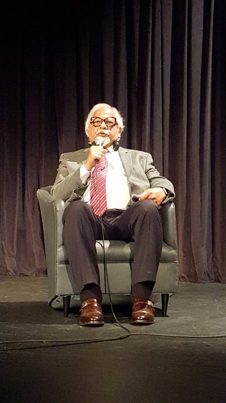 Arun Gandhi, 84 anos, conta, em São Paulo, que aprendeu com o avô a desenhar uma árvore genealógica da violência (Foto: Florência Costa)