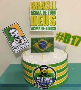 Fernanda Barrach, da “Mimos da Fê”, criou um topo para bolo de aniversário com referências ao candidato Jair Bolsonaro (Foto: Divulgação)