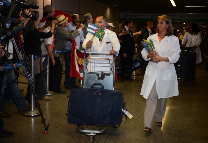Em 2013, médicos cubanos desembarcam no Brasil (Foto: José Cruz/ABr/ Agência Brasil)