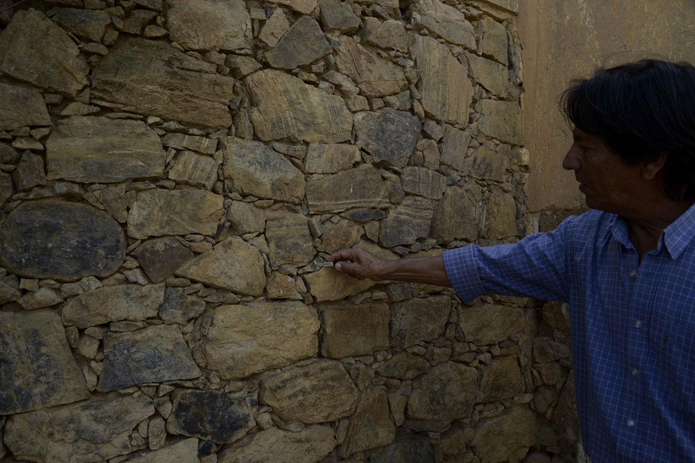 Foto: Inácio Teixeira/Coperphoto Esmeraldo Teixeira, o Nego, mostra um dos muros de Bom Jesus da Serra feito com amianto. A prática se repetiu em quase toda a cidade. Foto: Inácio Teixeira/Coperphoto