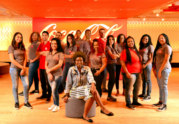 A turma do programa Jovem Aprendiz deste ano se inspira em quem já passou pelo programa, como a Iasmim de Souza (sentada à frente) (Foto: Mirian Fichtner)