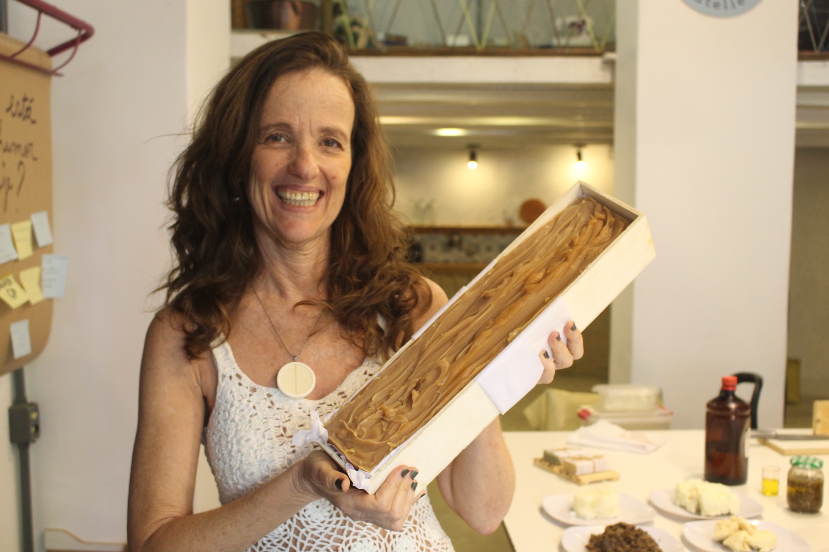 Mônica Ronai, fundadora da Origen Biocosméticos exibe uma barra de xampu sólido antes do corte: produto precisa passar por processo de maturação (Foto: Yuri Fernandes)