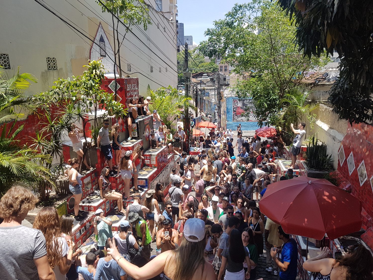 Turistas lotam a escadaria entre a Lapa e Santa Teresa (Foto Oscar Valporto)