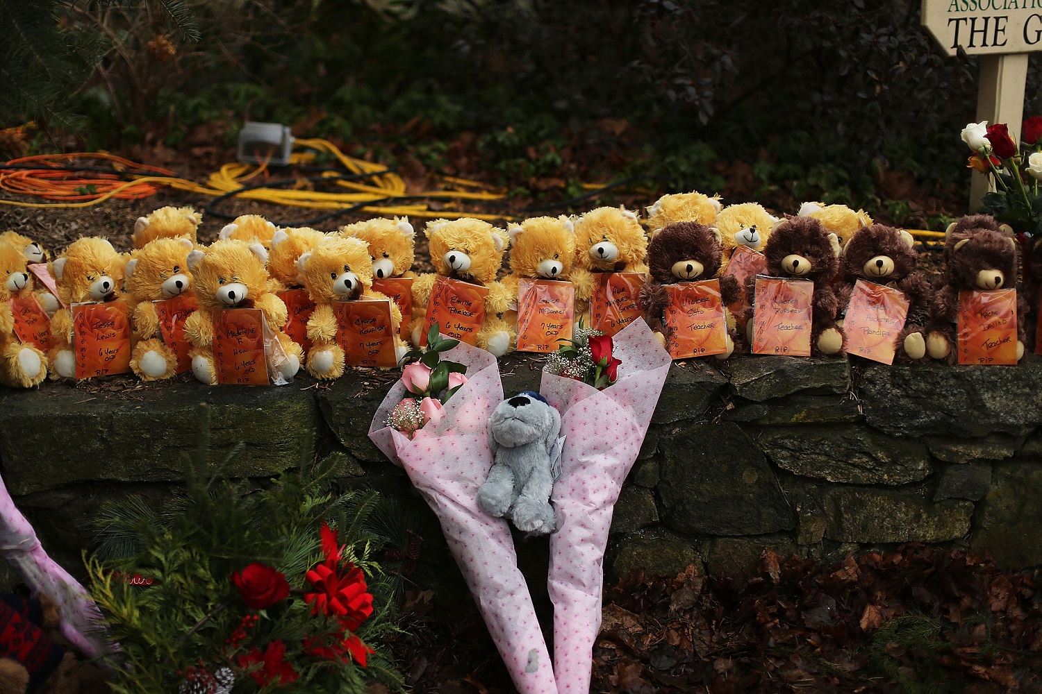 Foto Spencer Platt/Getty Images/AFP Flores e ursos de pelúcia em homenagem às 20 crianças de seis e sete anos mortas em um tiroteio numa escola pública em Newtown, Connecticut. Foto Spencer Platt/Getty Images/AFP