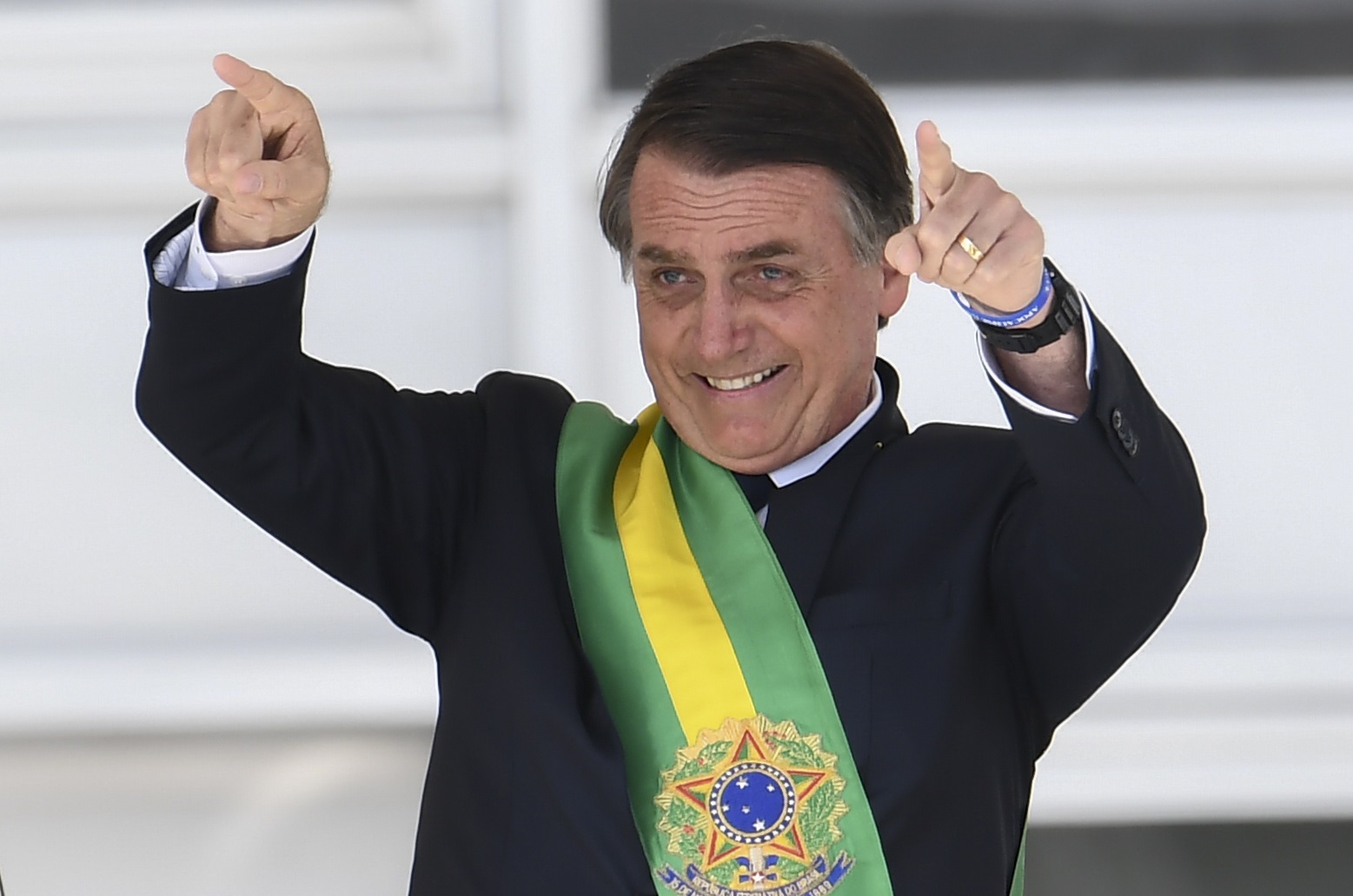 Foto Evaristo Sá/AFP Jair Bolsonaro acena para o público após receber a faixa presidencial. Foto Evaristo Sá/AFP