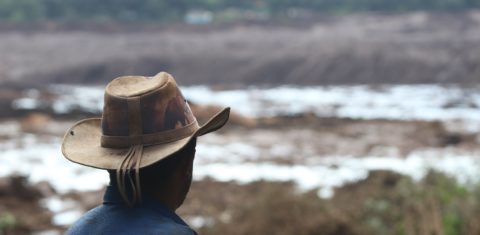 Morador observa o mar de lama na região de Brumadinho após o rompimento da barragem da Vale. Foto Doug Patrício/DPA