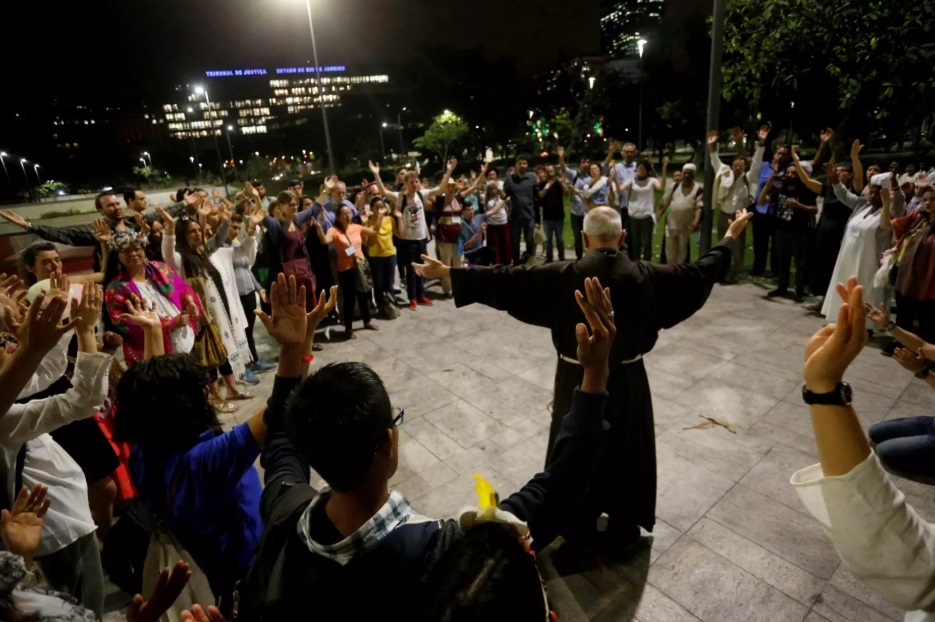 Religioso faz prece durante ato pela preservação das águas, realizado no Rio de Janeiro, em 2017. Foto Divulgação/Fé no Clima