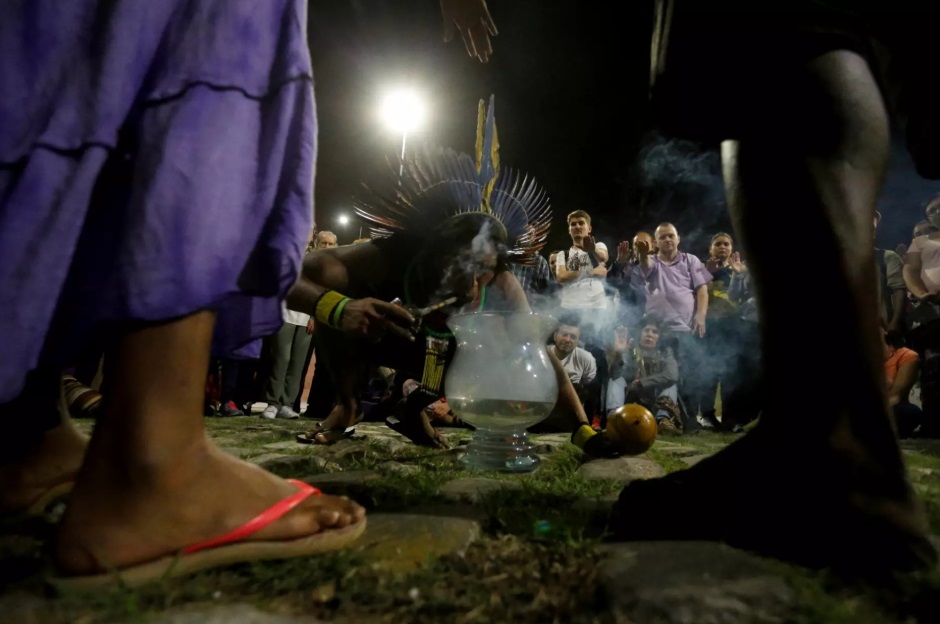 Indígena faz ritual durante evento pela preservação das águas, realizado no Rio de Janeiro, em 2017. Foto Divulgação/Fé no Clima