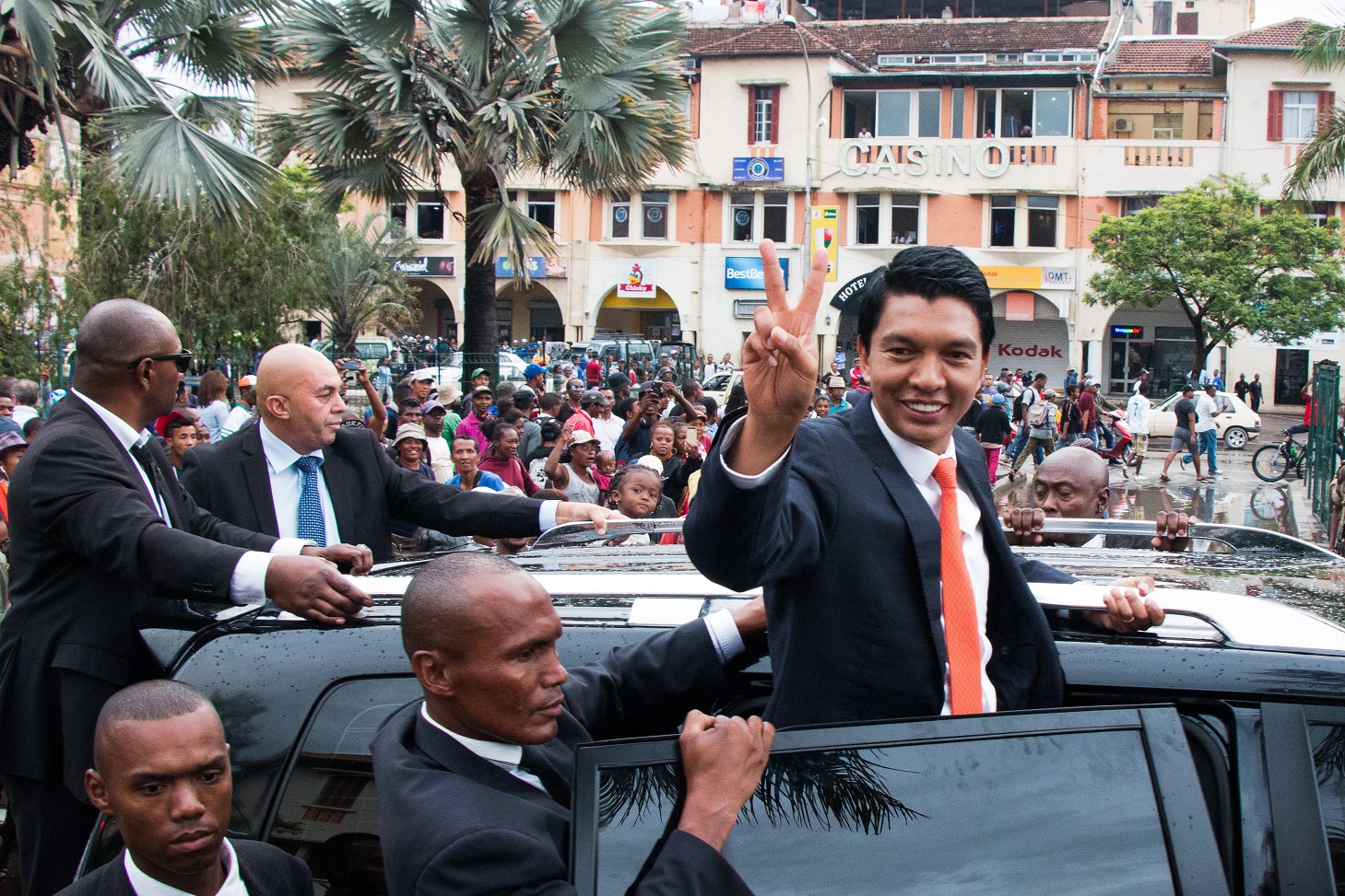 Foto Mamyrael/AFP O presidente de Madagascar, Andry Rajoelina, eleito com 55% dos votos, desfila pelas ruas da capital. Foto Mamyrael/AFP