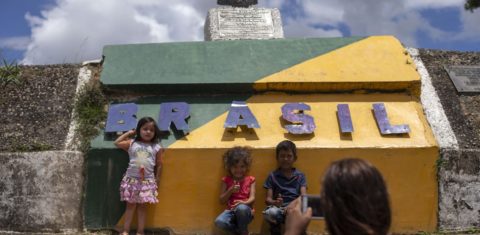 Crianças venezuelanas em Roraima. Foto de Mauro Pimentel/ AFP)