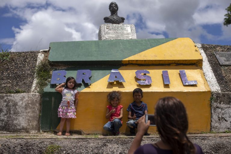 Crianças venezuelanas em Roraima. Foto de Mauro Pimentel/ AFP)