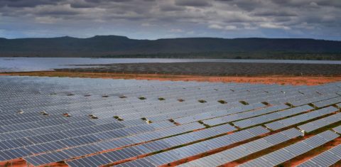 Vista aérea dos painéis de energia solar, em Pirapora, Minas Gerais. Foto Carl de Souza