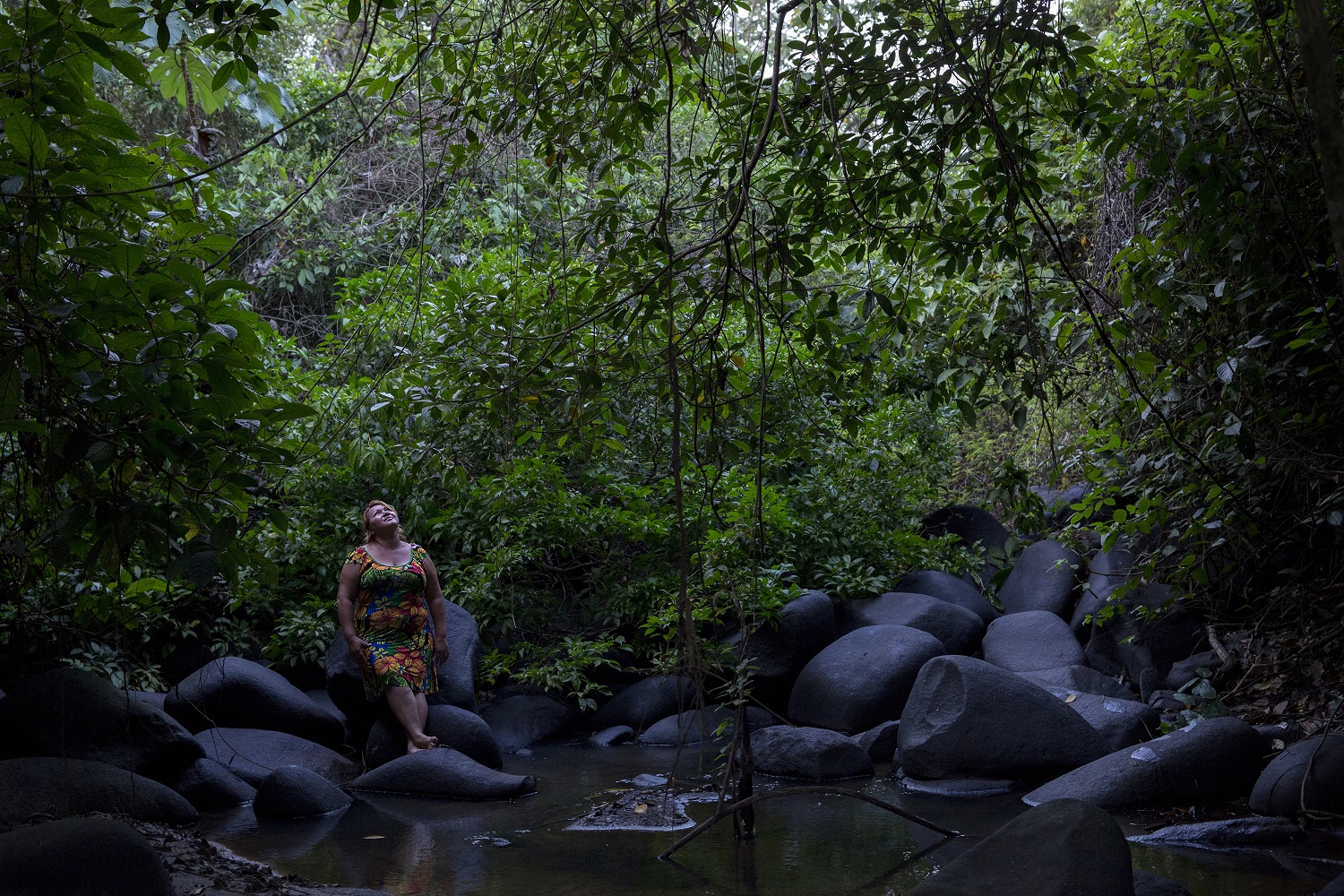 Dilva Araújo, 43 anos, em 2017, no Igarapé do Inferno onde costumava pescar quando criança e onde hoje o peixe é escasso. O igarapé fica na comunidade de Repartimento dos Pilões, no Pará. Foto Marizilda Cruppe/Greenpeace.