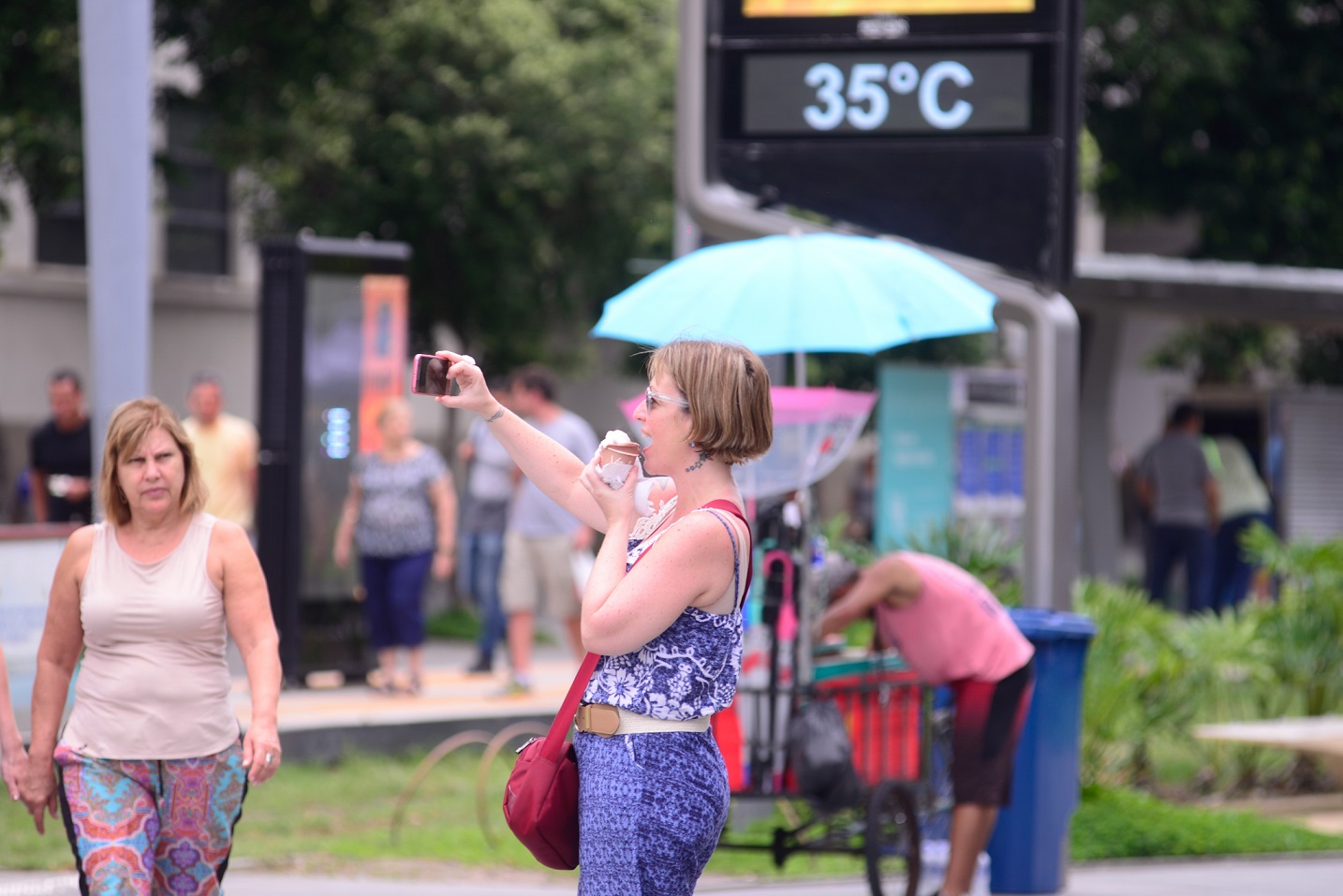 Foto Erbs Jr./AGIF Cada vez mais recorrente, o calor de 35º na Praça Mauá, no Rio de Janeiro. Foto Erbs Jr./AGIF