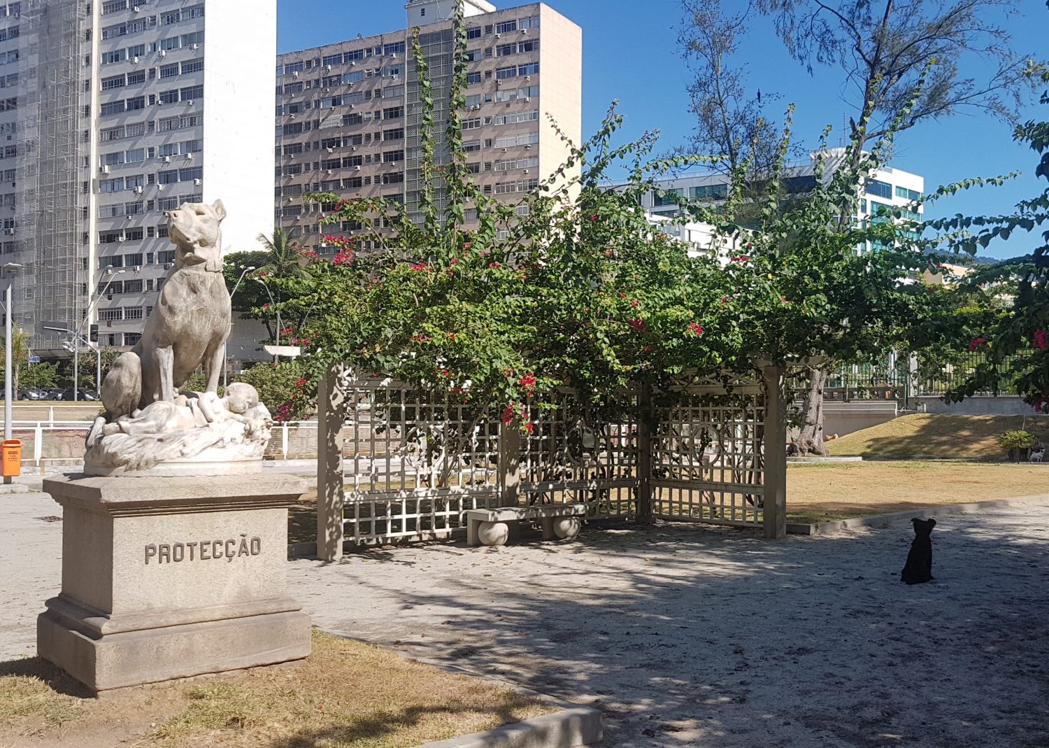 Cães brincam sob a proteção da estátua (Foto Oscar Valporto)