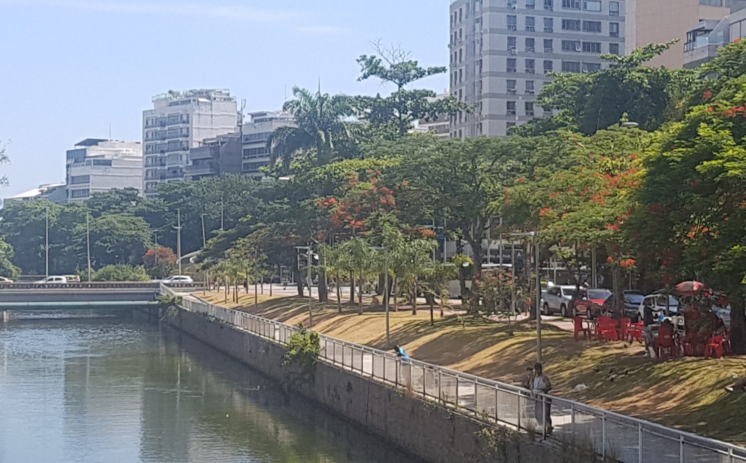 O churrasquinho dos moradores da Cruzada: além da desolação do Alah (Foto Oscar Valporto)