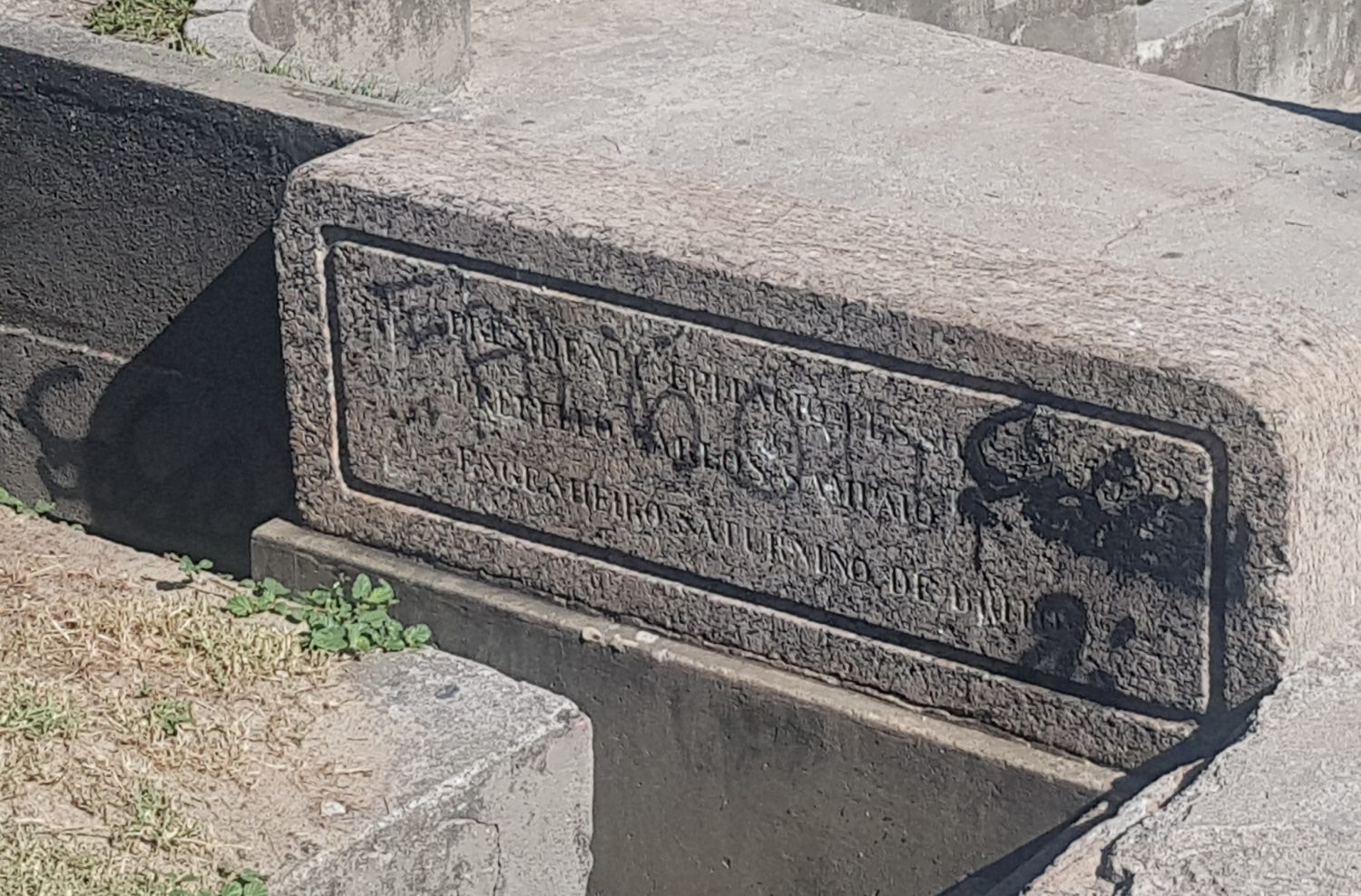 A inscrição com o nome dos "criadores" do parque está pichada (Foto Oscar Valporto)