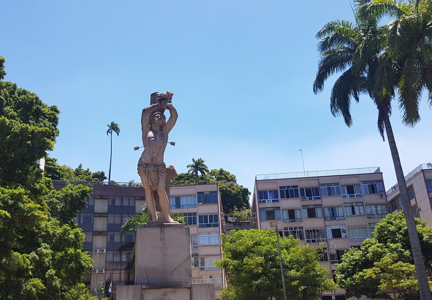 Estátua do padroeiro da cidade onde ficava a Praia do Russel (Foto Oscar Valporto)