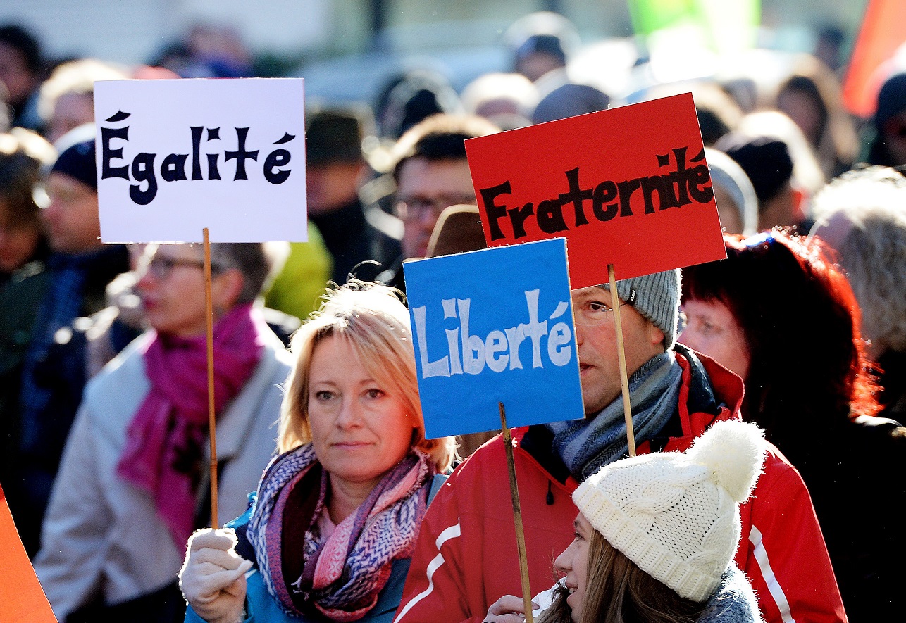Manifestantes protestam na Alemanha contra a xenofobia e o preconceito na Europa. Foto Susann Prautsch/DPA