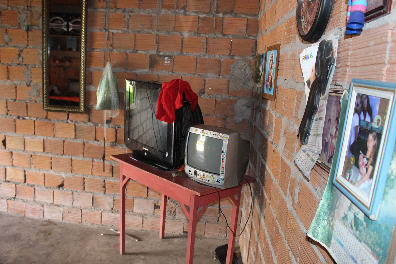 Foto Yuri Fernandes As duas TVs na casa dos Souza: apenas a menor funciona. Foto Yuri Fernandes