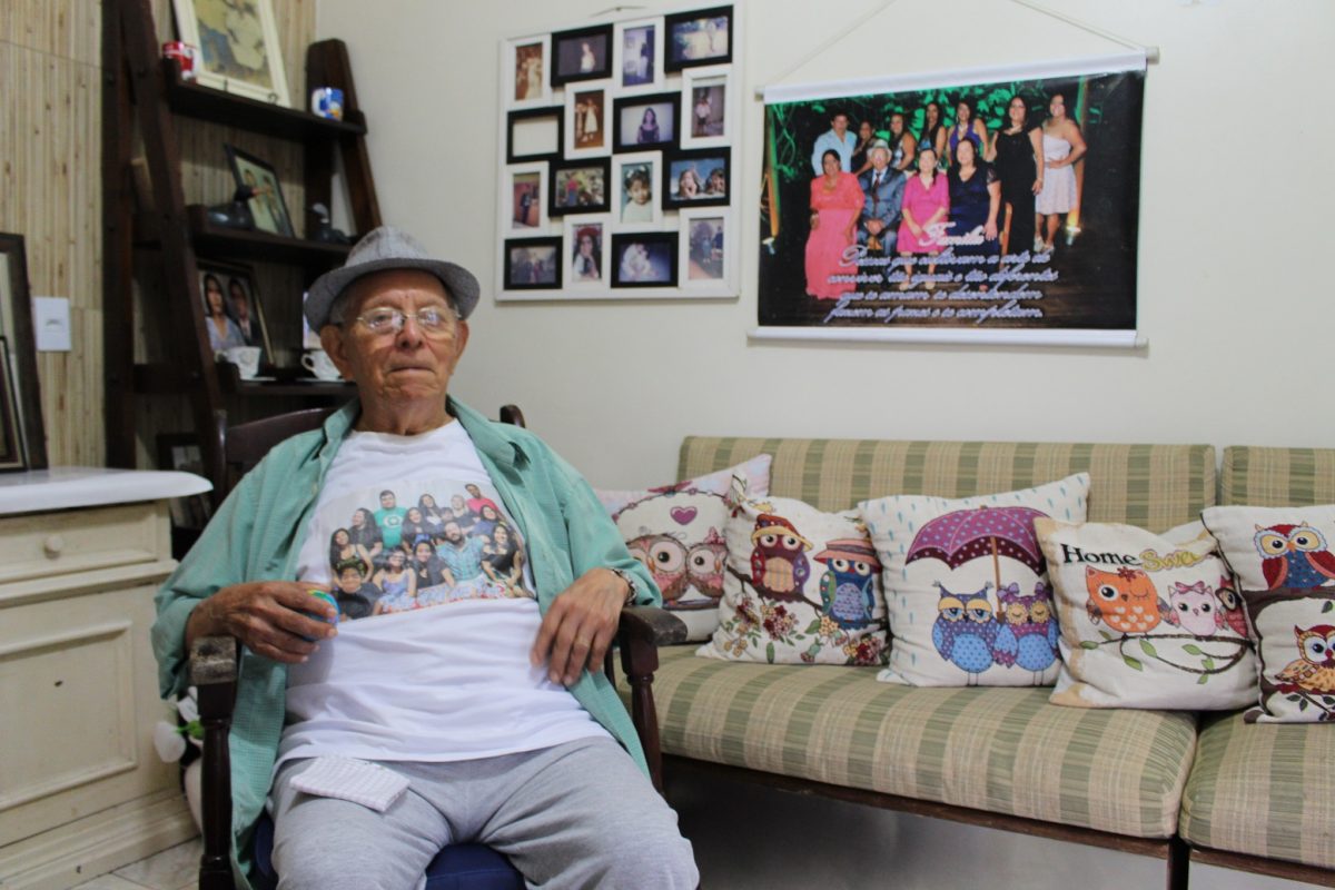 Sem direito à educação: morador da Rocinha, Pedro de Sousa, de 87 anos, não sabe ler nem escrever/ Foto Yuri Fernandes