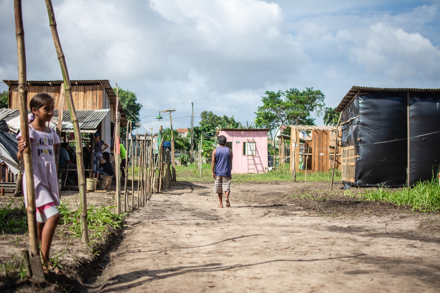 Foto Pedrosa Neto Isaac Santos caminha rumo à sua casa recém-construída na ocupação Laércio Barbalho. Foto Pedrosa Neto