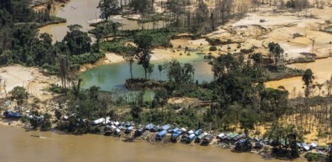 Vista aérea de garimpos ilegais na Terra Yanomami, próximo à comunidade Ye'kwana, região Waikás. (Foto: Rogério Assis/ISA)