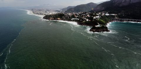 Vista área do vazamento de esgoto nas praias da Barra e de São Conrado. Foto Antonio Scorza/AFP