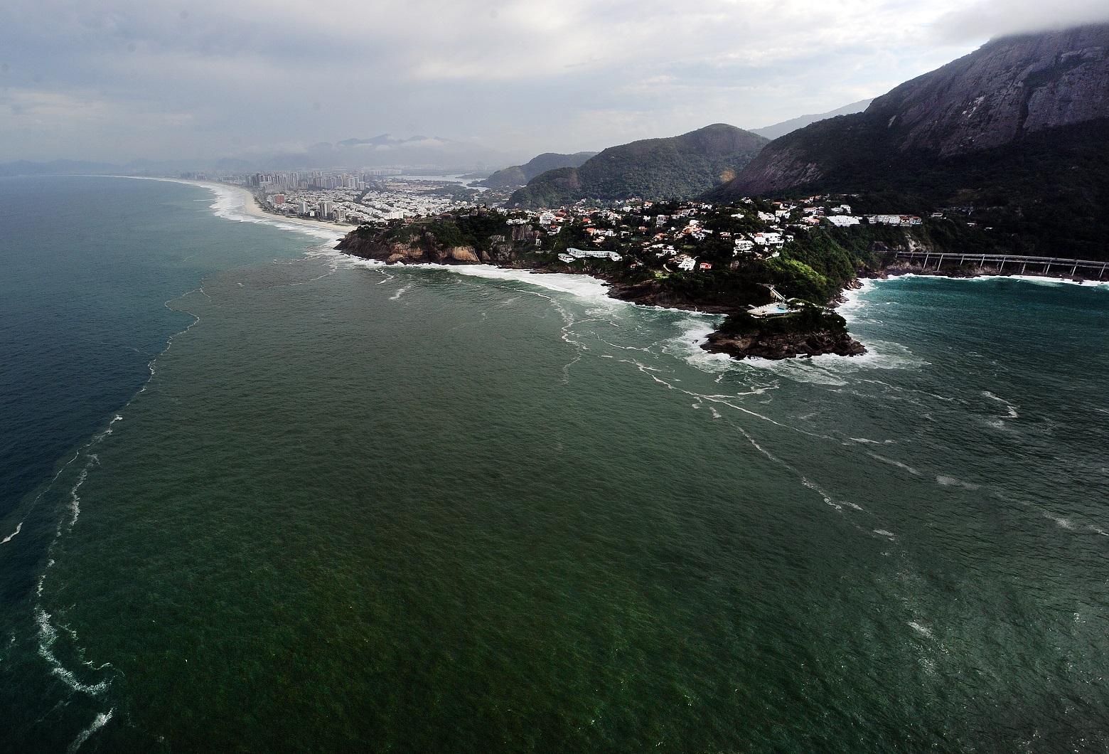 Foto Antonio Scorza/AFP Vista área do vazamento de esgoto nas praias da Barra e de São Conrado. Foto Antonio Scorza/AFP