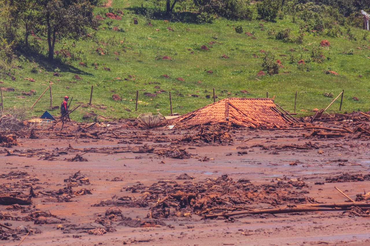 Um mês depois do crime ambiental, bombeiros seguem as buscas por corpos embaixo dos rejeitos tóxicos da Vale, no Parque da Cachoeira, Brumadinho. (Foto: Andre Mantelli)