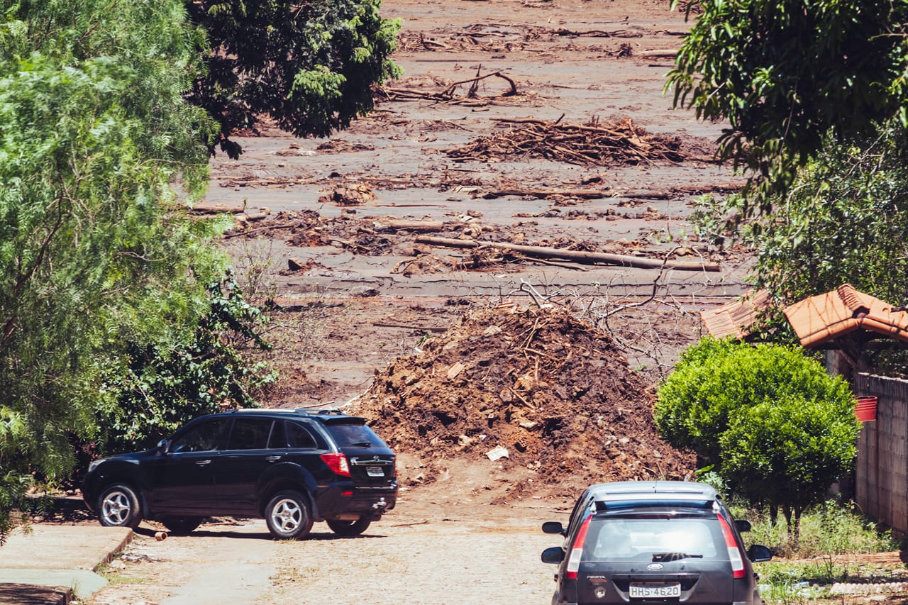 Não só a rua, mas várias casas foram arrastadas pela força da lama tóxica que veio da barragem do Córrego do Feijão (Foto: Andre Mantelli)
