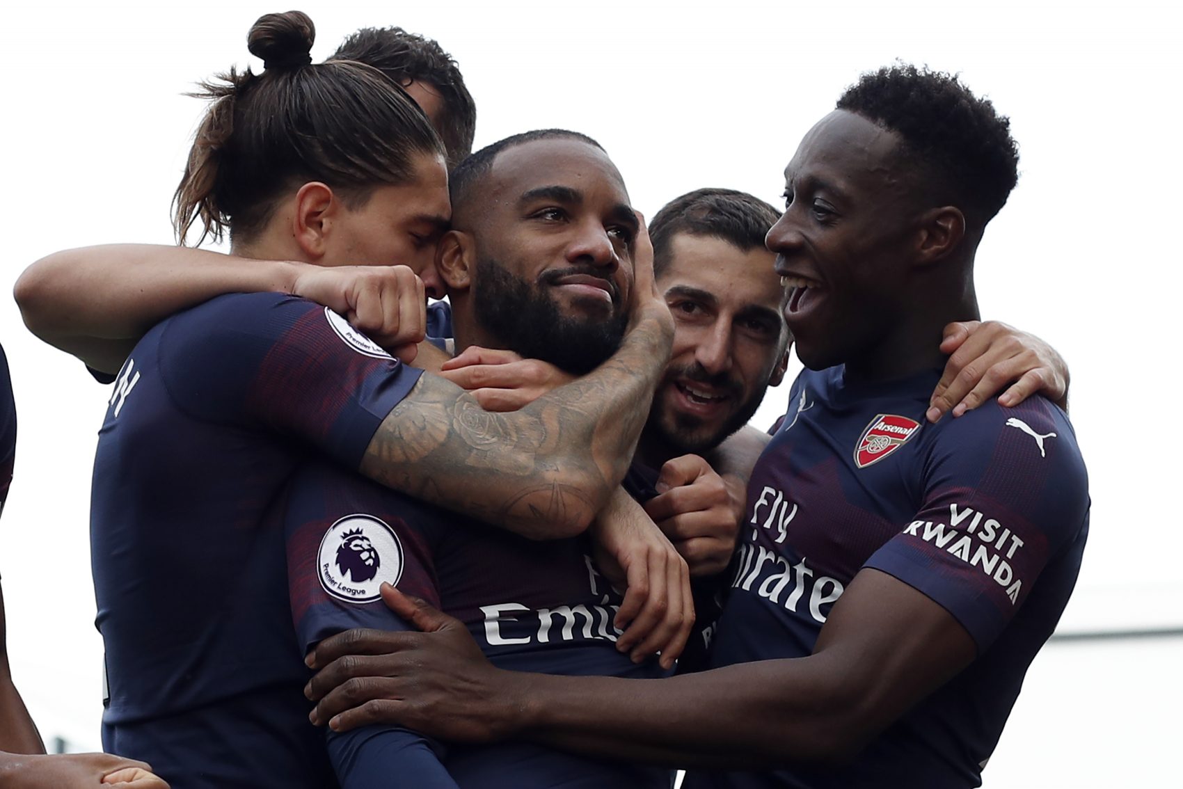 Foto Adrian Dennis/ AFP "Visit Rwanda" na manga do uniforme do Arsenal: o atacante francês Alexandre Lacazette (centro) comemora o gol com os companheiros (Foto Adrian Dennis/ AFP)
