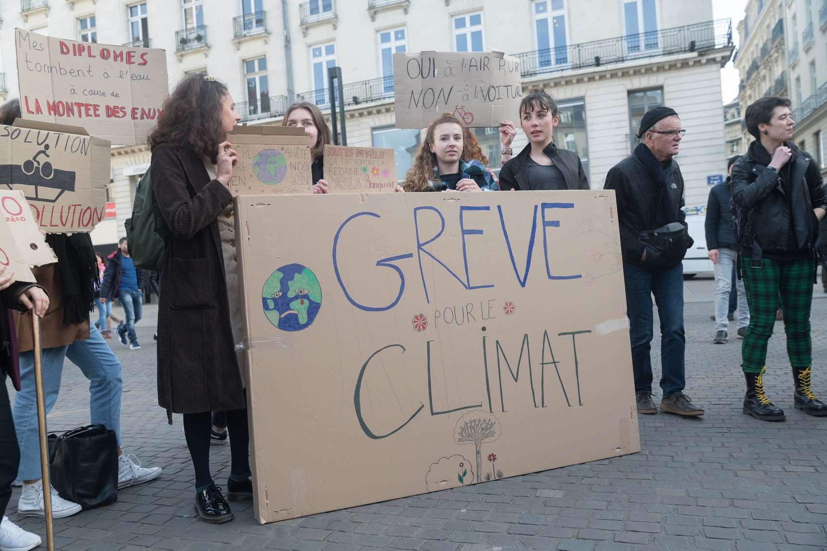 Manifestação de estudantes contra o aquecimento global em Nantes, na França: movimento espalhado pela Europa (Foto: Stelle Ruiz/Nurphoto)