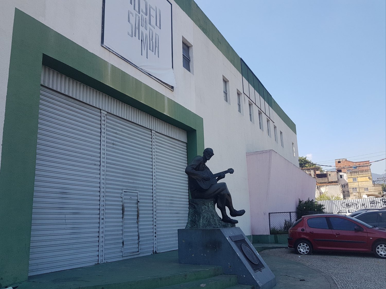 Estátua de Cartola em frente ao Museu do Samba: 45 mil itens para preservar da música (foto: Oscar Valporto)