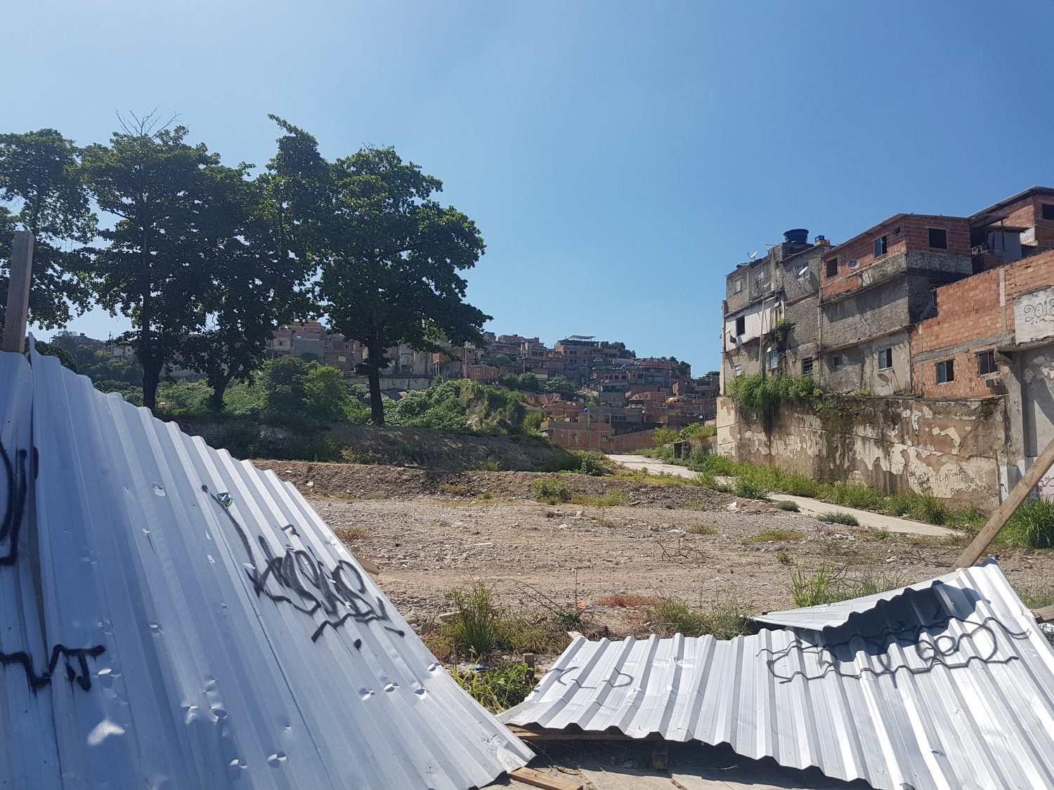 Terreno baldio onde ficava prédio do IBGE implodido: casas da prefeitura ainda na promessa (Foto: Oscar Valporto)
