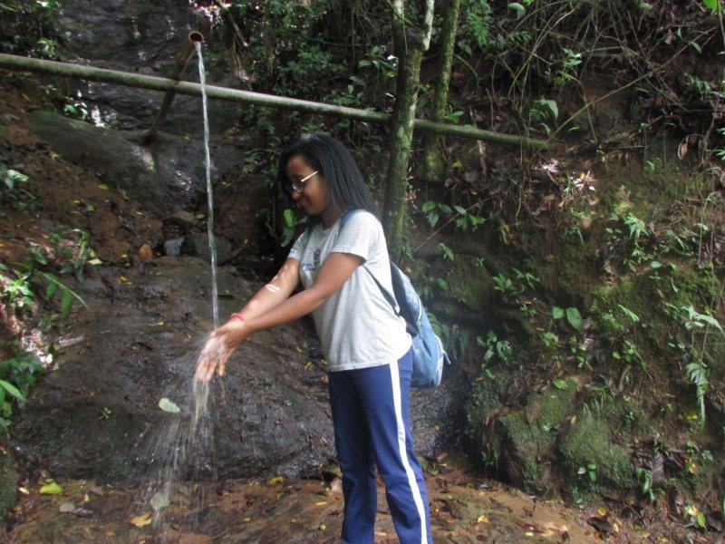 (Foto Divulgação) Aluna com água da fonte na fazenda do projeto: conscientização sobre os riscos para a água do planeta (Foto Divulgação)