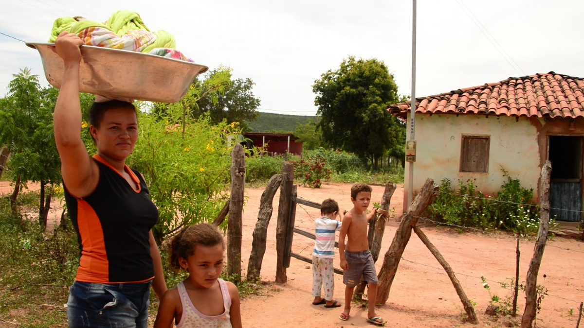 Maria Meire, filha e sobrinhos em frente de casa. Foto de Mirian Fichtner