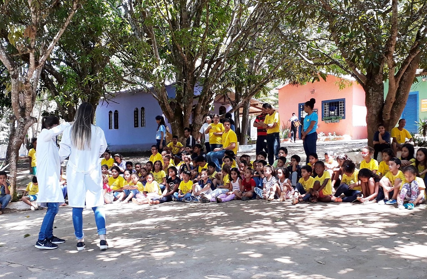 Escola tem formato de vila e salas coloridas para mostrar que as diferenças criam harmonia. Foto Divulgação
