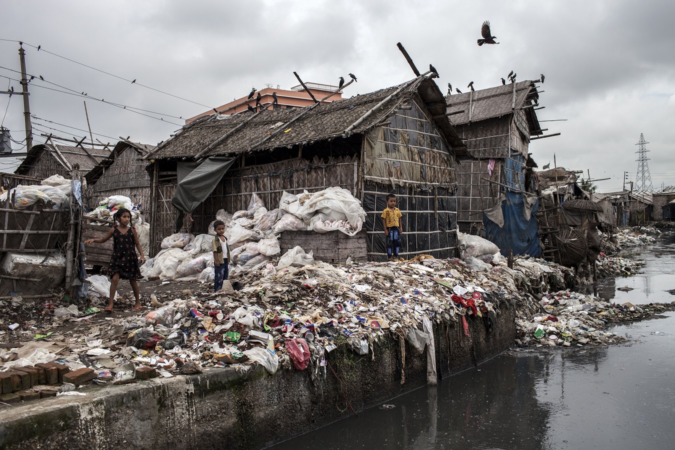 Foto Probal Rashid/NurPhoto Montanhas de sacolas plásticas em Dhaka, capital de Bangladesh. A produção de plástico pode chegar a 33 bilhões de toneladas até 2050. Foto Probal Rashid/NurPhoto