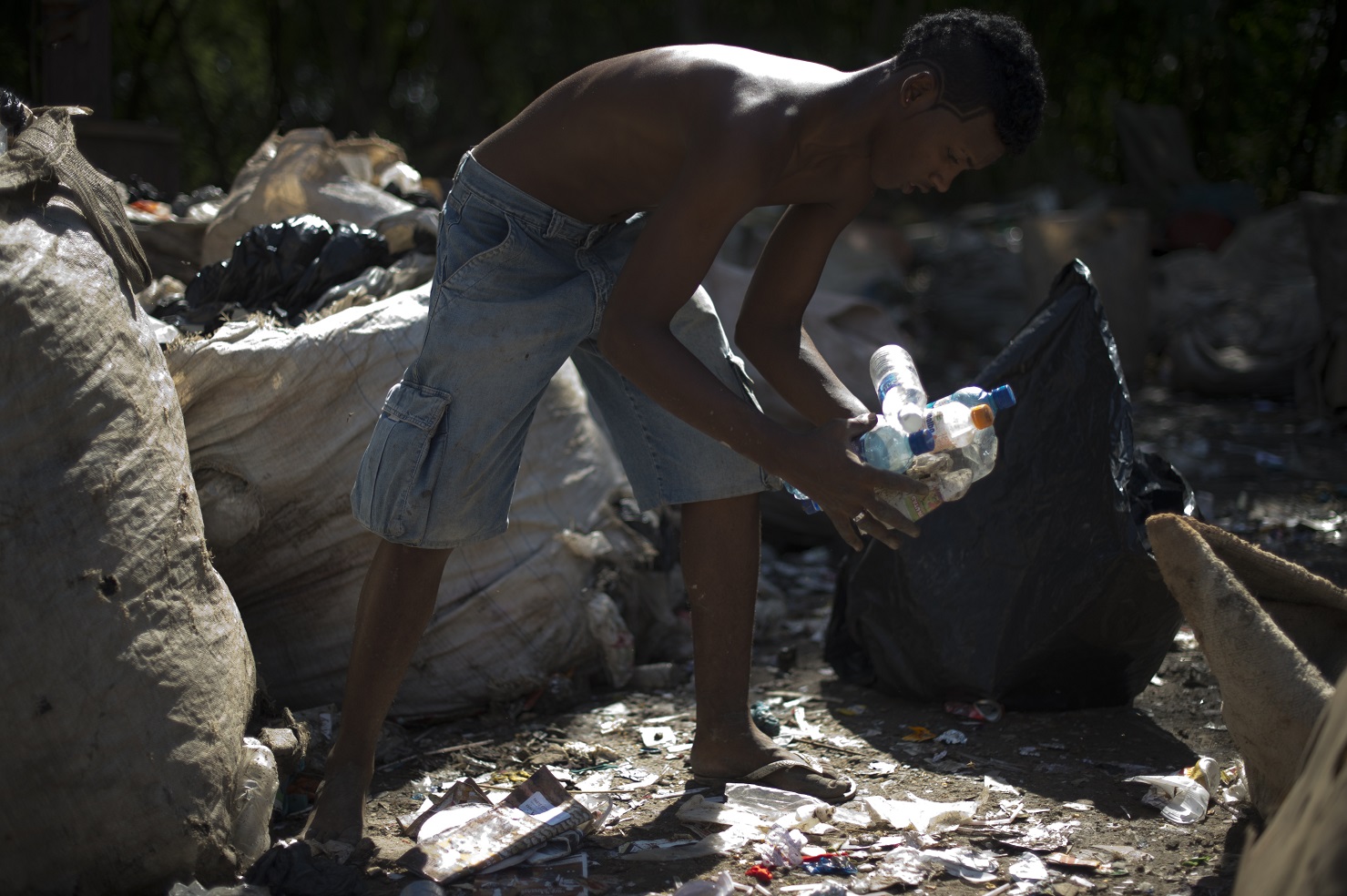 Catador separa os resíduos para reciclagem no Aterro de Jardim Gramacho, no Rio. Foto Christophe Simon/AFP