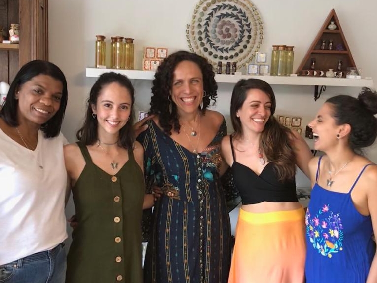 Carol Neves (ao centro) e Jade (de verde): na Pachamama, elas têm direito à folga da lua (Foto: Arquivo pessoal)